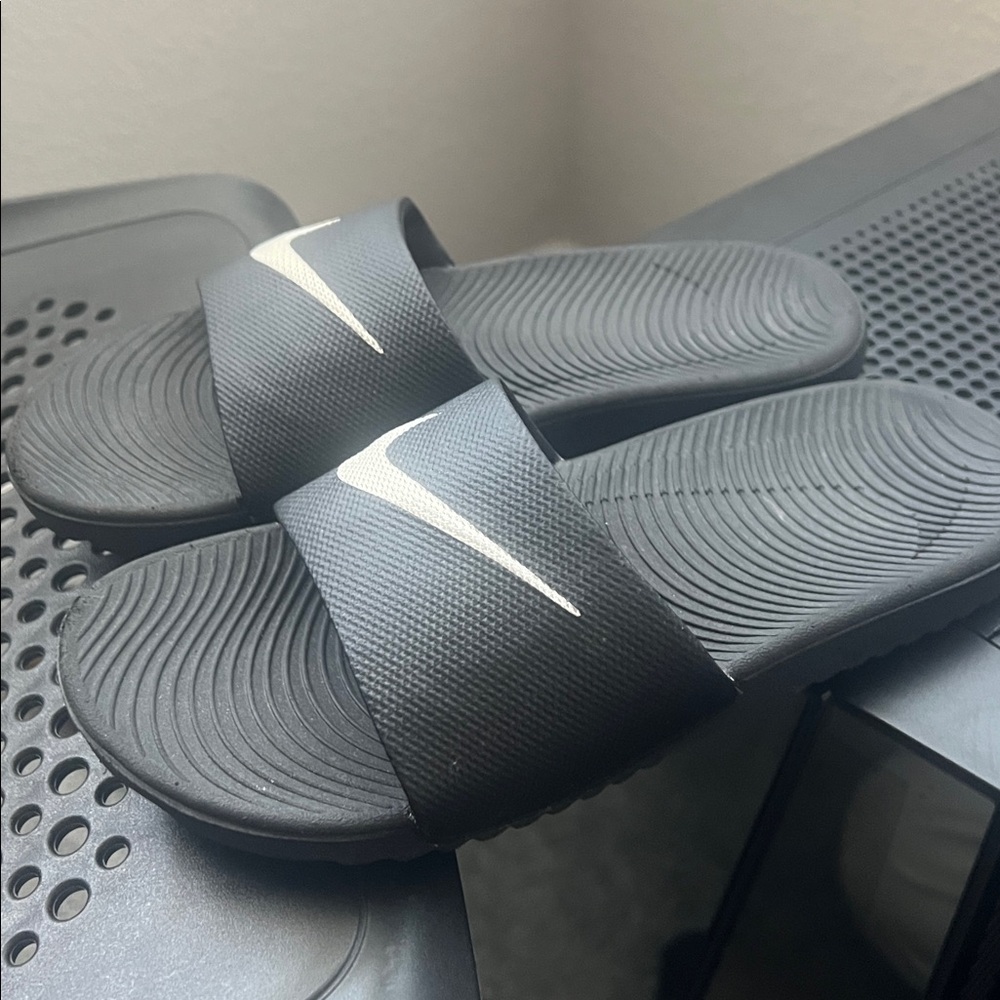 Kids Nike Slides - Picture 2 of 4